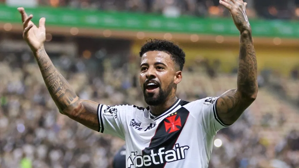 Paulinho jogador do Vasco comemora seu gol durante partida contra o Madureira no estádio Arena da Amazônia pelo campeonato Carioca 2025. Foto: Antonio Pereira/AGIF