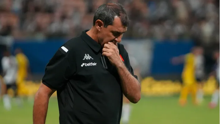 Carille técnico do Vasco durante partida contra o Madureira no estádio Arena da Amazônia pelo campeonato Carioca 2025.