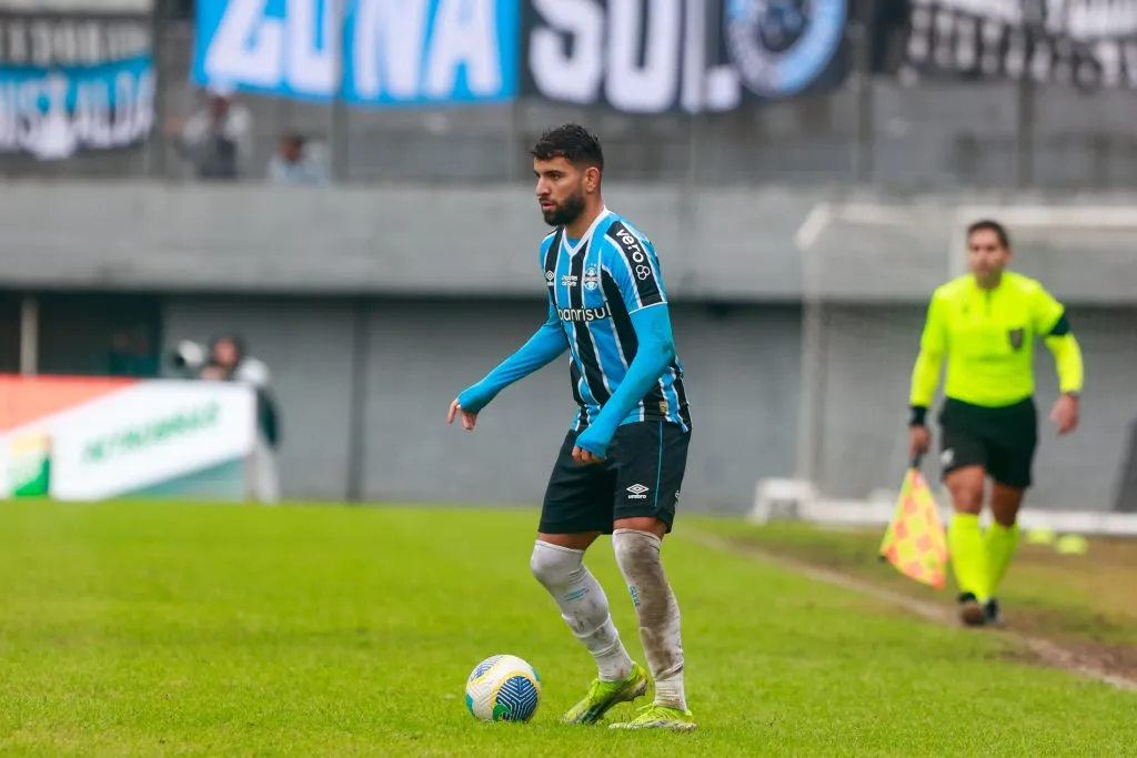 Pepê com a camisa do Grêmio – Foto: Luiz Erbes/AGIF