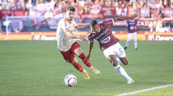 Jean Dias jogador do Caxias disputa lance com Johnny jogador do Internacional. Foto: Fernando Alves/AGIF
