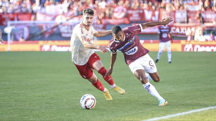 Jean Dias jogador do Caxias disputa lance com Johnny jogador do Internacional. Foto: Fernando Alves/AGIF