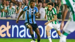 Jean Carlos jogador do Juventude disputa lance com Edenilson jogador do Grêmio. Foto: Luiz Erbes/AGIF