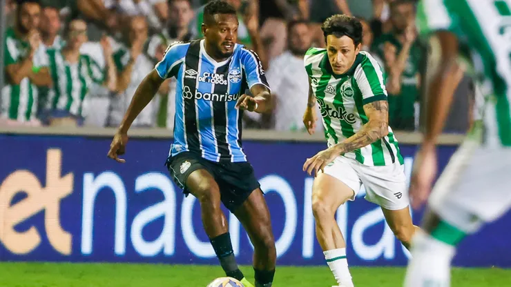 Jean Carlos jogador do Juventude disputa lance com Edenilson jogador do Grêmio. Foto: Luiz Erbes/AGIF
