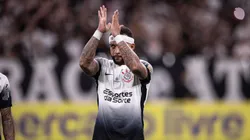 Memphis Depay aplaude torcida do Corinthians. Foto: Px Images / Alamy Stock Photo