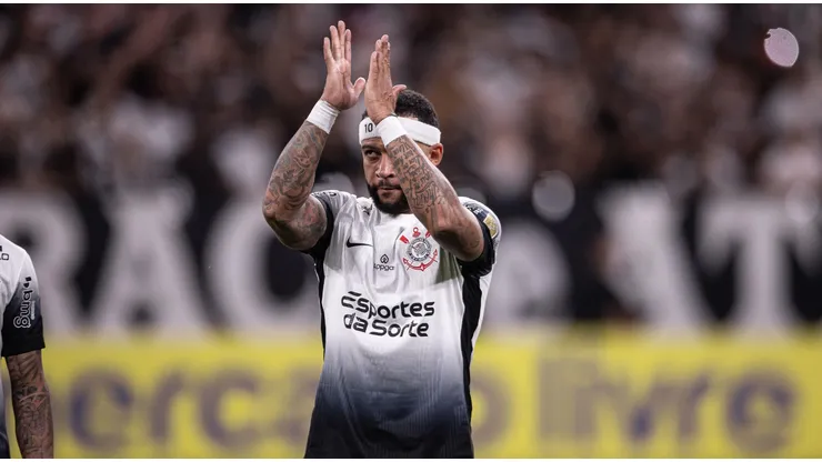 Memphis Depay aplaude torcida do Corinthians. Foto: Px Images / Alamy Stock Photo