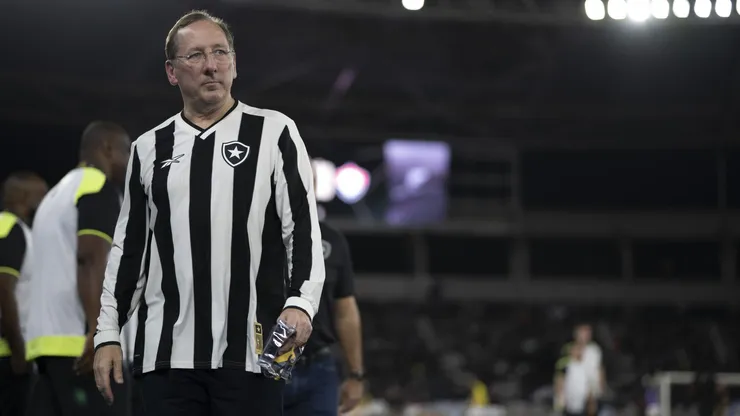 John Textor, dono da SAF do Botafogo, antes do jogo contra o Vitória no Engenhão pelo Brasileirão 2024. Foto: Jorge Rodrigues/AGIF