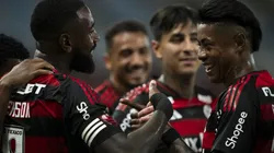 Gerson, do Flamengo, comemora seu gol com Bruno Henrique, companheiro de equipe, durante o jogo contra o Maricá no Maracanã, pelo Campeonato Carioca 2025. Foto: Jorge Rodrigues/AGIF