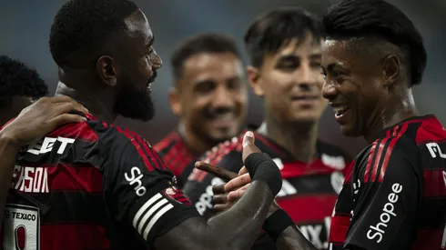 Gerson, do Flamengo, comemora seu gol com Bruno Henrique, companheiro de equipe, durante o jogo contra o Maricá no Maracanã, pelo Campeonato Carioca 2025. Foto: Jorge Rodrigues/AGIF