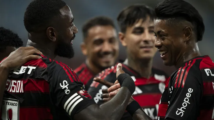 Gerson, do Flamengo, comemora seu gol com Bruno Henrique, companheiro de equipe, durante o jogo contra o Maricá no Maracanã, pelo Campeonato Carioca 2025. Foto: Jorge Rodrigues/AGIF