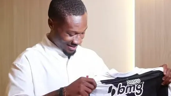 Loide Augusto olhando para a camisa. Foto: Matheus Lima/CRVG