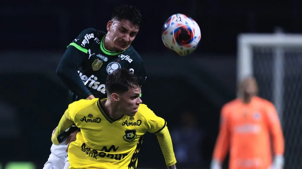 Piquerez, jogador do Palmeiras, disputa lance com Chrystian Barletta jogador do Sao Bernardo durante partida no estadio Arena Allianz Parque pelo campeonato Paulista 2023. Foto: Ettore Chiereguini/AGIF