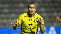 Léo Jabá comemorando gol marcado no estadual