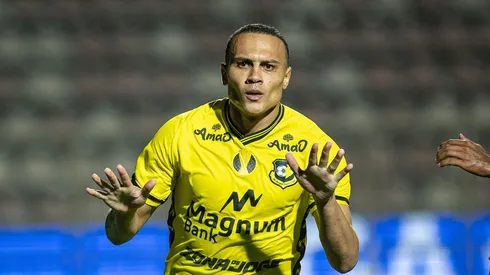 Léo Jabá comemorando gol marcado no estadual