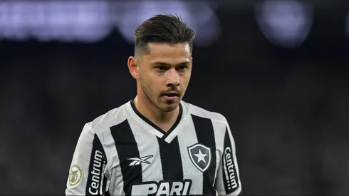 Óscar Romero, jogador do Botafogo, durante partida contra o Athletico-PR, pelo Campeonato Brasileiro. Foto: Thiago Ribeiro/AGIF.