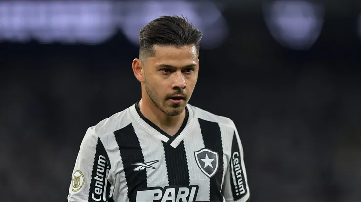 Óscar Romero, jogador do Botafogo, durante partida contra o Athletico-PR, pelo Campeonato Brasileiro. Foto: Thiago Ribeiro/AGIF.