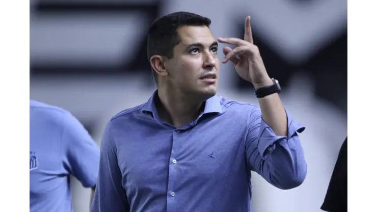 Pedro Martins é o homem forte do departamento de futebol do Santos e vem negociando últimas saídas do elenco