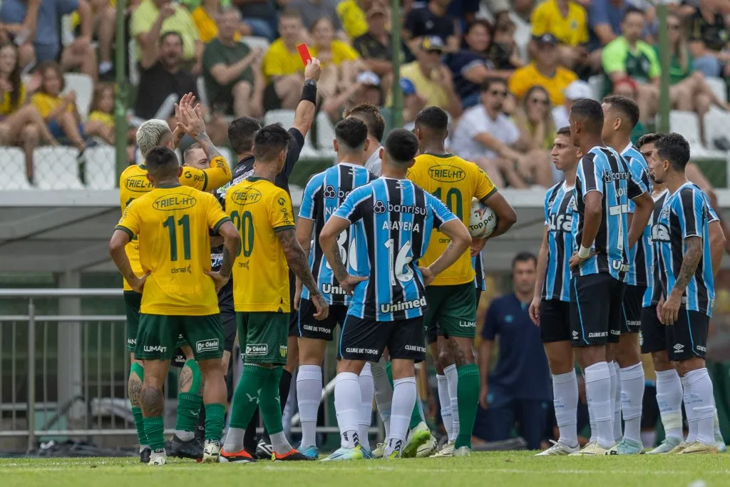 RS – ERECHIM – 15/02/2025 – GAUCHO 2025, YPIRANGA X GREMIO – Joao Lucas jogador do Gremio recebe cartao vermelho do arbitro durante partida contra o Ypiranga no estadio Colosso da Lagoa pelo campeonato Gaucho 2025. Foto: Liamara Polli/AGIF