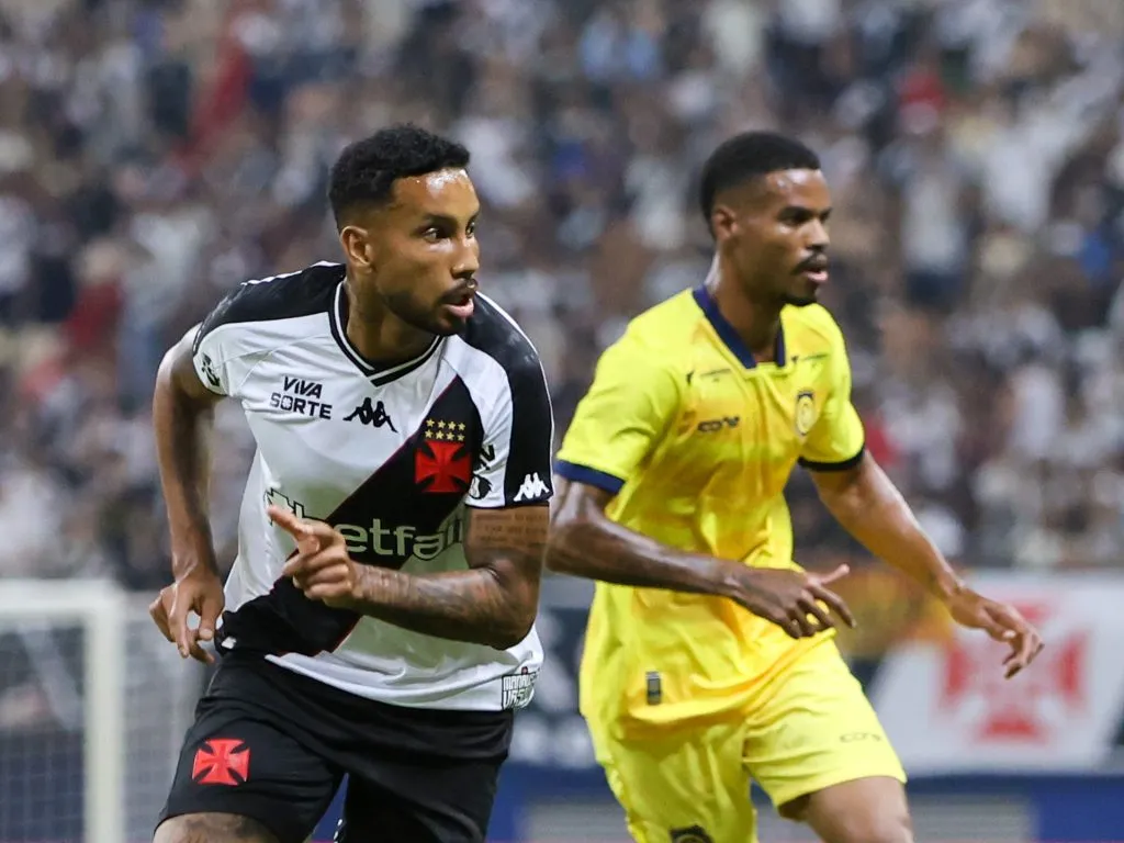 Jair será titular no meio de campo do Vasco ao lado de Hugo Moura contra Flamengo – Foto: Antonio Pereira/AGIF