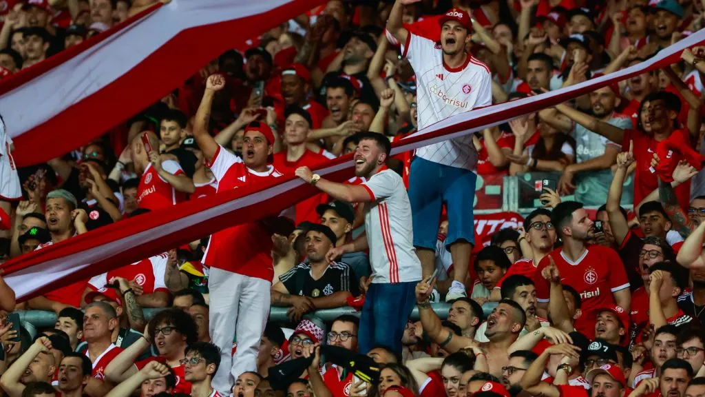 Torcedores do Internacional em partida pelo Campeonato Brasileiro – Foto: Maxi Franzoi/AGIF