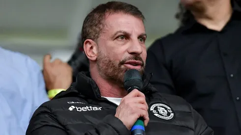 Pedrinho presidente do Vasco e Eduardo Paes prefeito do Rio de Janeiro durante solenidade de sanção da lei do potencial construtivo da reforma do estádio de São Januário, no estádio São Januário, nesta quarta feira (03).