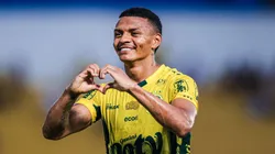 Negueba comemorando gol marcado contra o Guarani.