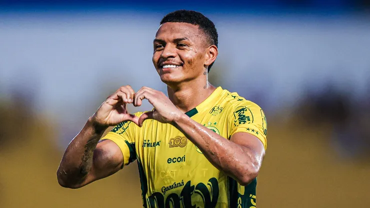 Negueba comemorando gol marcado contra o Guarani.