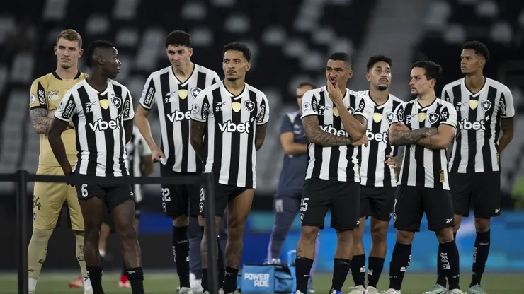 Jogadores do Botafogo após o jogo contra o Racing, no Engenhão, pela decisão da Recopa Sul-Americana 2025. Foto: Jorge Rodrigues/AGIF