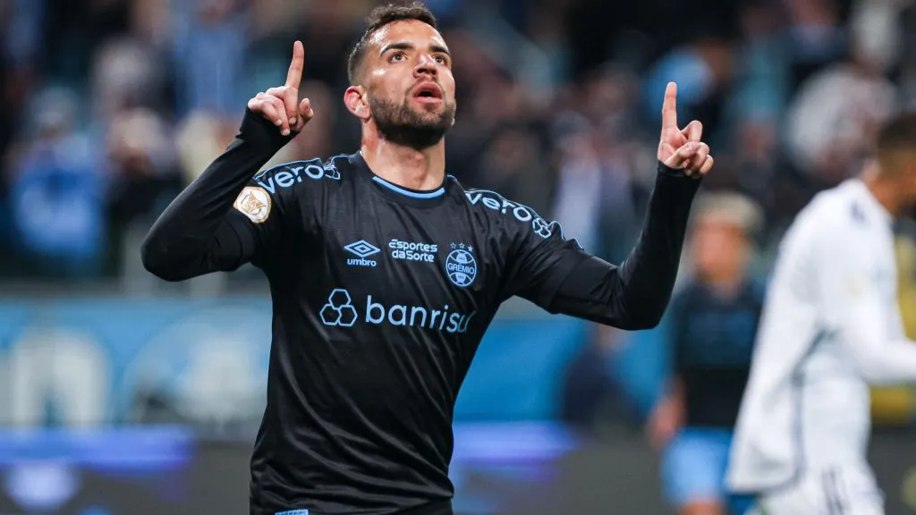 Pepê jogador do Grêmio comemora seu gol durante partida contra o Cruzeiro no estádio Arena do Grêmio pelo campeonato Brasileiro A 2023. Foto: Maxi Franzoi/AGIF