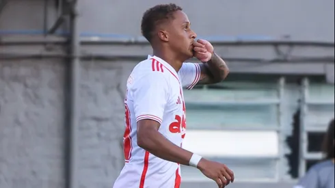 Vitinho comemora um dos gols em cima do Caxias, pela ida da semifinal do Campeonato Gaúcho. Foto: Ricardo Duarte/Internacional.