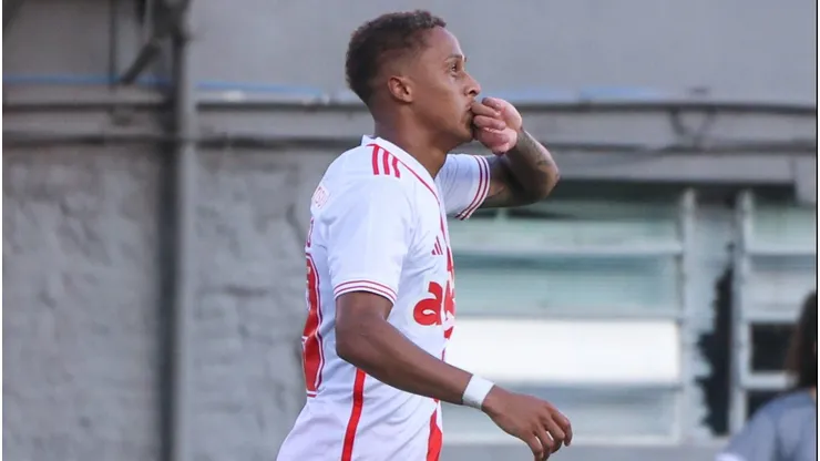 Vitinho comemora um dos gols em cima do Caxias, pela ida da semifinal do Campeonato Gaúcho. Foto: Ricardo Duarte/Internacional.