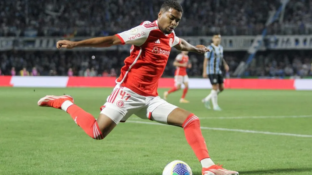 Gustavo Prado jogador do Internacional durante partida contra o Grêmio no estádio Couto Pereira pelo campeonato Brasileiro A 2024. Foto: Lucas Gabriel Cardoso/AGIF