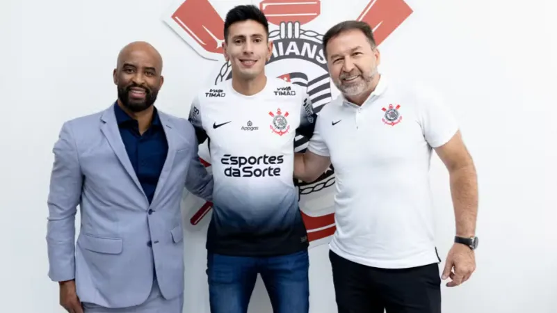 Fabinho Soldado e Augusto Melo posam ao lado de Fabrizio Angileri, novo reforço do Corinthians — Foto: Divulgação