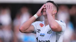 Julio Furch jogador do Santos lamenta durante partida contra o Avaí no estádio Vila Belmiro pelo campeonato Brasileiro B 2024. Foto: Ettore Chiereguini/AGIF