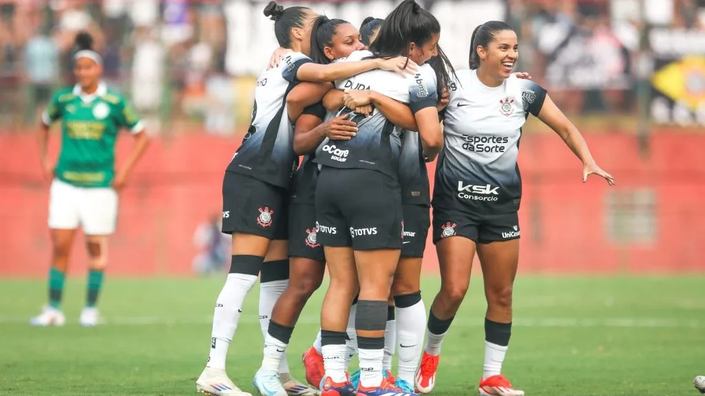 Duda Sampaio jogadora do Corinthians comemora seu gol com jogadoras do seu time durante partida contra o Palmeiras no estádio Canindé pelo campeonato Brasileiro A Feminino 2024. Foto: Reinaldo Campos/AGIF