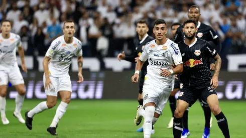 Pedrinho jogador do Santos durante partida contra o Bragantino. Foto: Marcello Zambrana/AGIF