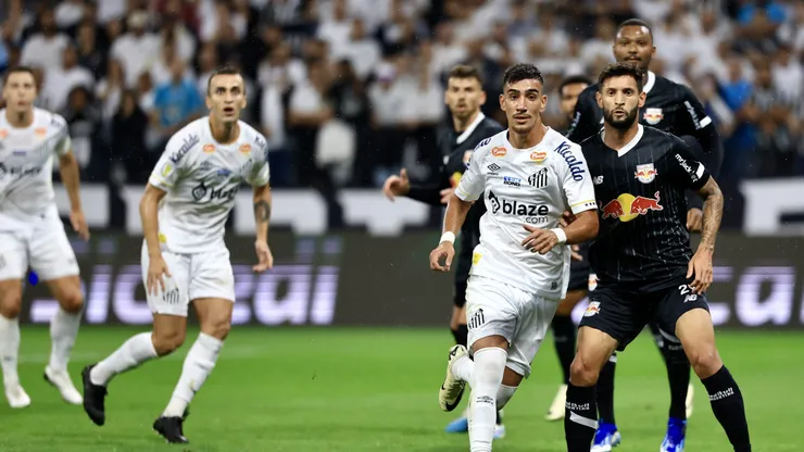 Pedrinho jogador do Santos durante partida contra o Bragantino. Foto: Marcello Zambrana/AGIF