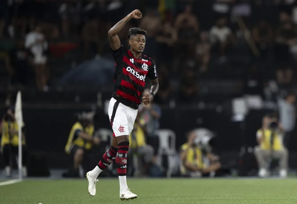 RJ – RIO DE JANEIRO – 01/03/2025 – CARIOCA 2025, VASCO X FLAMENGO – Bruno Henrique jogador do Flamengo comemora seu gol durante partida contra o Vasco no estadio Engenhao pelo campeonato Carioca 2025. Foto: Jorge Rodrigues/AGIF