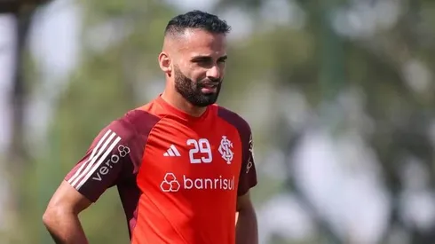 Assessoria do volante, Thiago Maia abre o jogo e rebate rumores de desistência do Santos pelo jogador