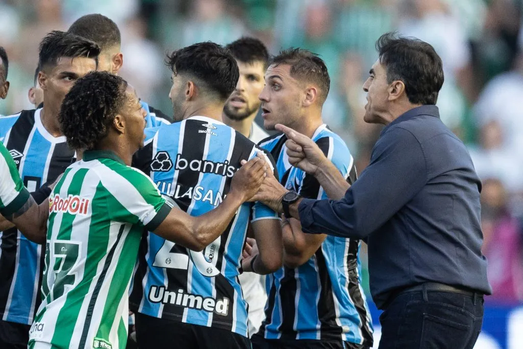 Quinteros técnico do Grêmio durante partida contra o Juventude – Foto: Liamara Polli/AGIF