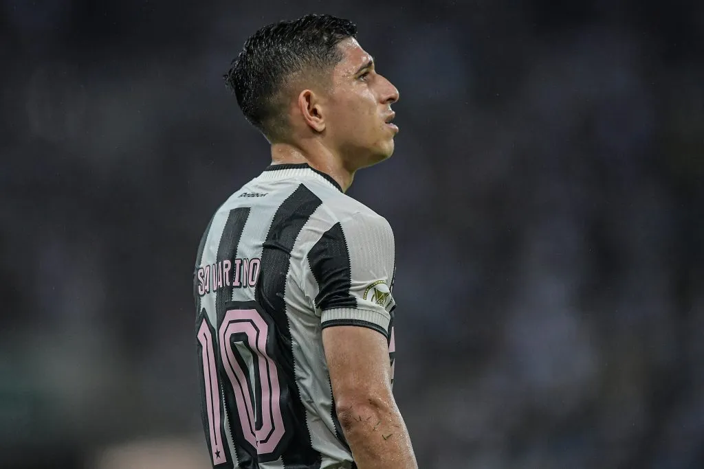 RJ – RIO DE JANEIRO – 18/10/2024 – BRASILEIRO A 2024, BOTAFOGO X CRICIUMA – Savarino jogador do Botafogo durante partida contra o Criciuma no estadio Maracana pelo campeonato Brasileiro A 2024. Foto: Thiago Ribeiro/AGIF
