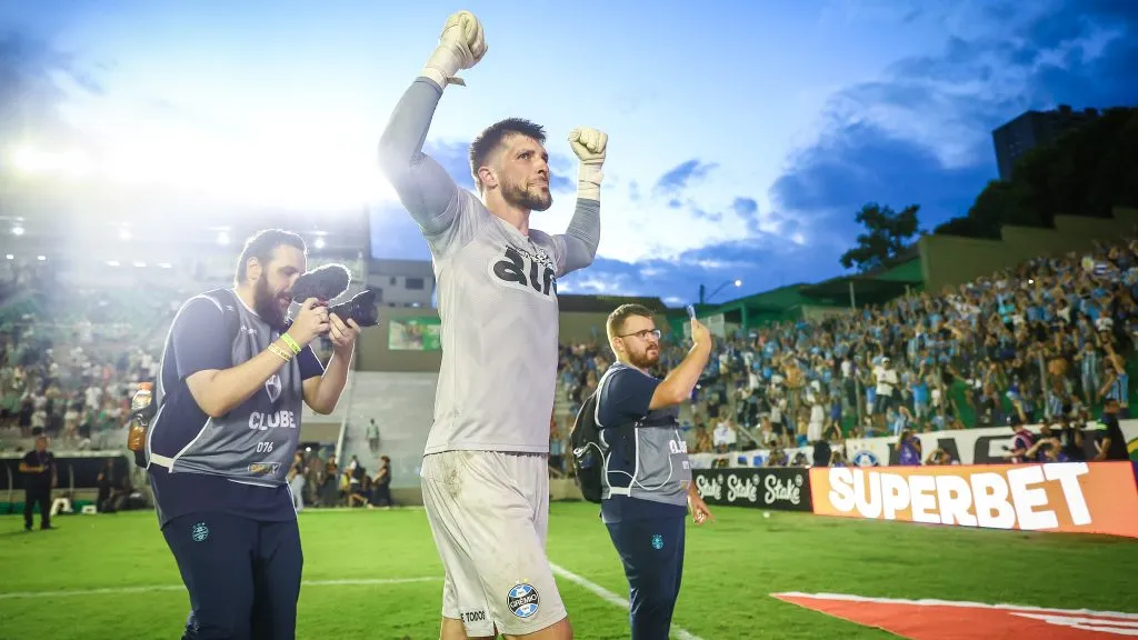 Tiago Volpi celebra com a torcida a passagem para a decisão do Campeonato Gaúcho. Foto: Lucas Uebel/Grêmio.
