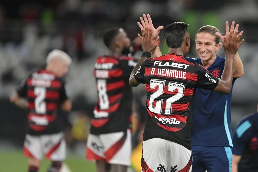 Filipe Luís e Bruno Henrique no clássico. Foto: Thiago Ribeiro/AGIF