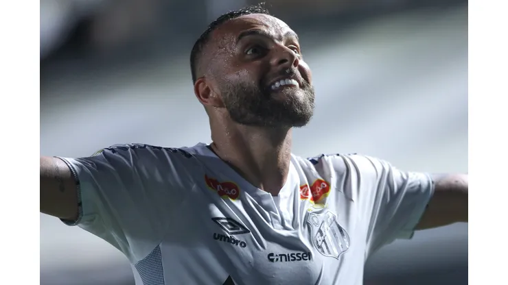 Guilherme jogador do Santos comemora seu gol durante partida contra o Agua Santa no estádio Vila Belmiro pelo campeonato Paulista 2025. Foto: Reinaldo Campos/AGIF