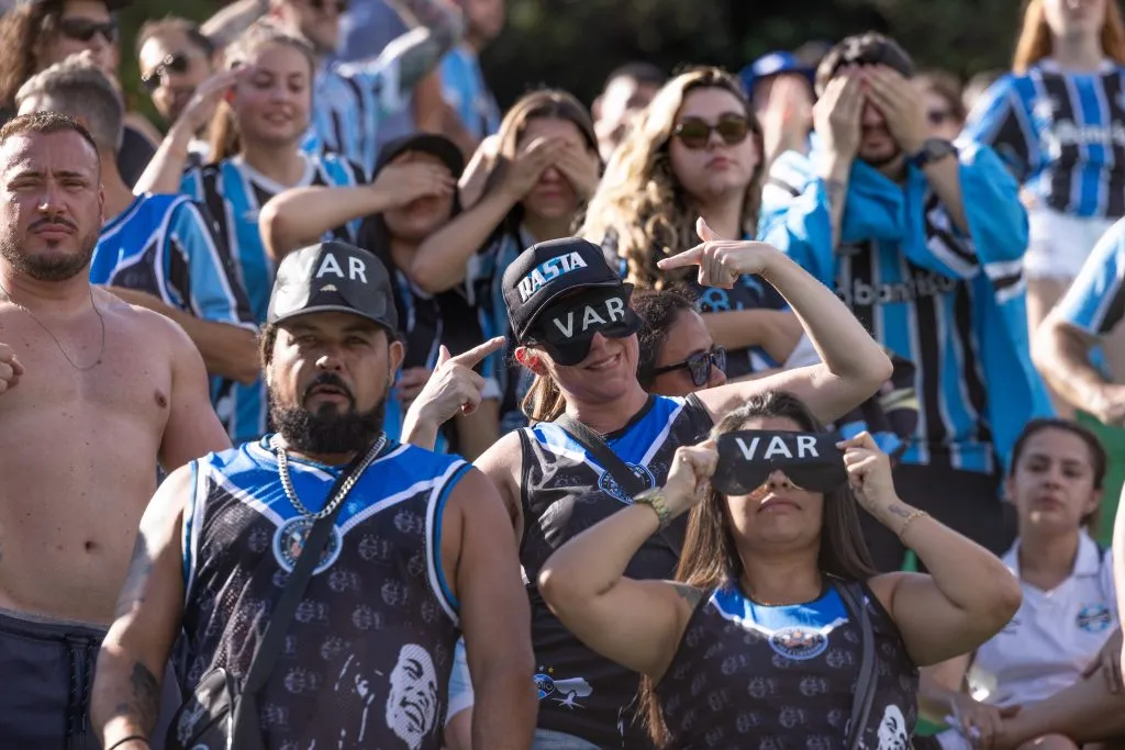 RS – CAXIAS DO SUL – 01/03/2025 – GAUCHO 2025, JUVENTUDE X GREMIO – Torcida do Gremio protesta durante partida contra Juventude no estadio Alfredo Jaconi pelo campeonato Gaucho 2025. Foto: Liamara Polli/AGIF
