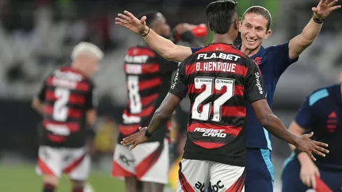 Bruno Henrique, do Flamengo, comemora seu gol com Filipe Luís, durante o jogo contra o Vasco pelo Campeonato Carioca 2025. Foto: Thiago Ribeiro/AGIF