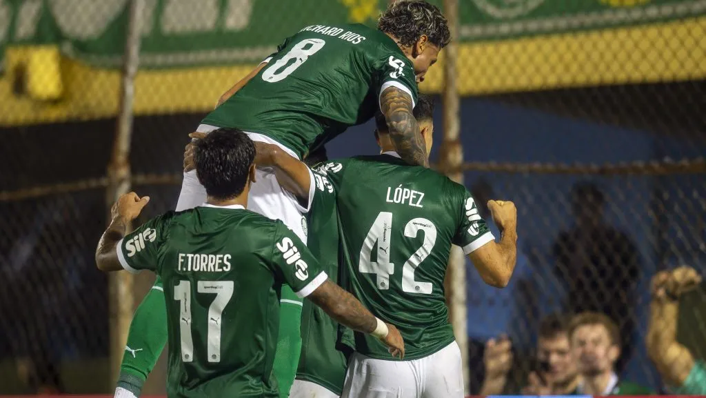 Jogadores comemorando. Foto: Anderson Romão/AGIF
