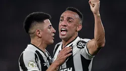 Almada jogador do Botafogo comemora gol com Marçal jogador da sua equipe durante partida contra o Corinthians no estádio Engenhão pelo campeonato Brasileiro A 2024.