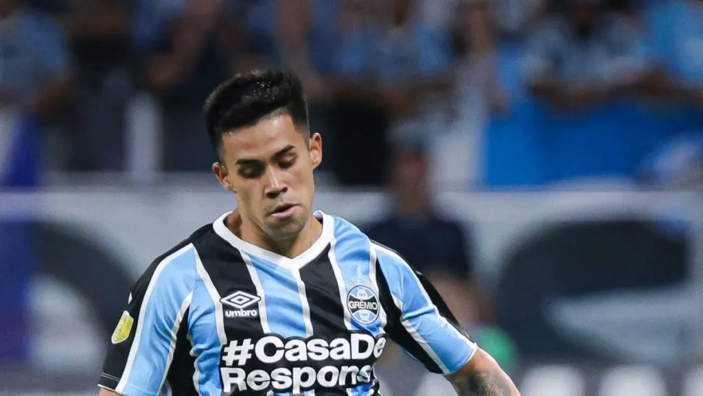 Foto: Maxi Franzoi/AGIF – Aravena é outro jogador que pode retornar diante do Inter.