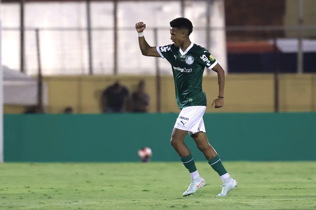 Estêvão comemorando um de seus gols contra o São Bernardo. Foto: Marcello Zambrana/AGIF