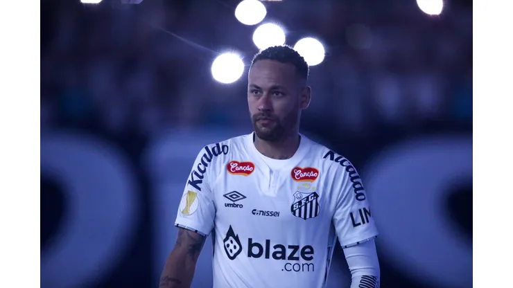 SP - SANTOS - 05/02/2025 - PAULISTA 2025, SANTOS X BOTAFOGO-SP - Neymar Jr. jogador do Santos durante execucao do hino nacional antes da partida contra o Botafogo-SP no estadio Vila Belmiro pelo campeonato Paulista 2025. Foto: Reinaldo Campos/AGIF
